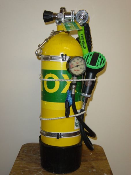 42 cu ft (5 litre) sling tank can be clipped across the chest.